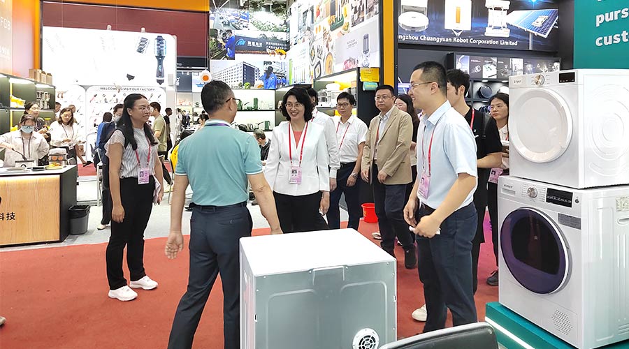 廣交會(huì )迎來(lái)大咖！江門(mén)市市長(cháng)親臨金環(huán)電器展位參觀(guān)交流