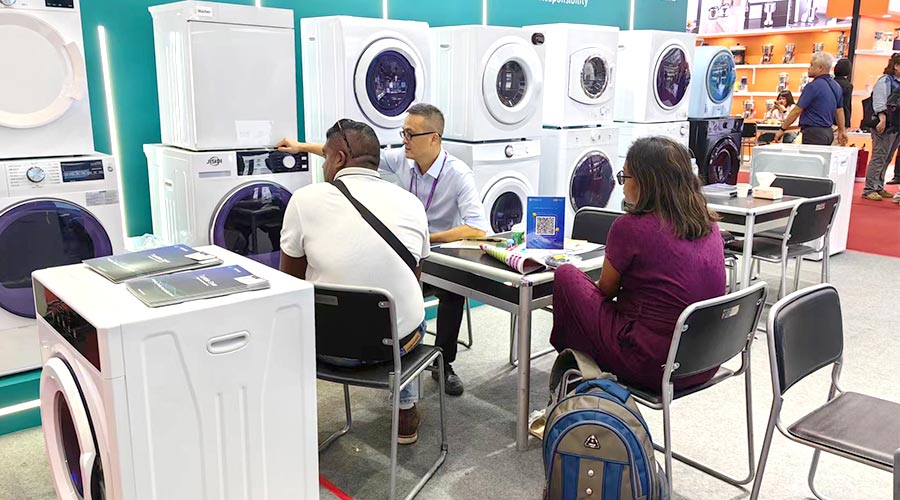 廣交會(huì )參展第一天！金環(huán)電器吸引國內外客戶(hù)參觀(guān)交流