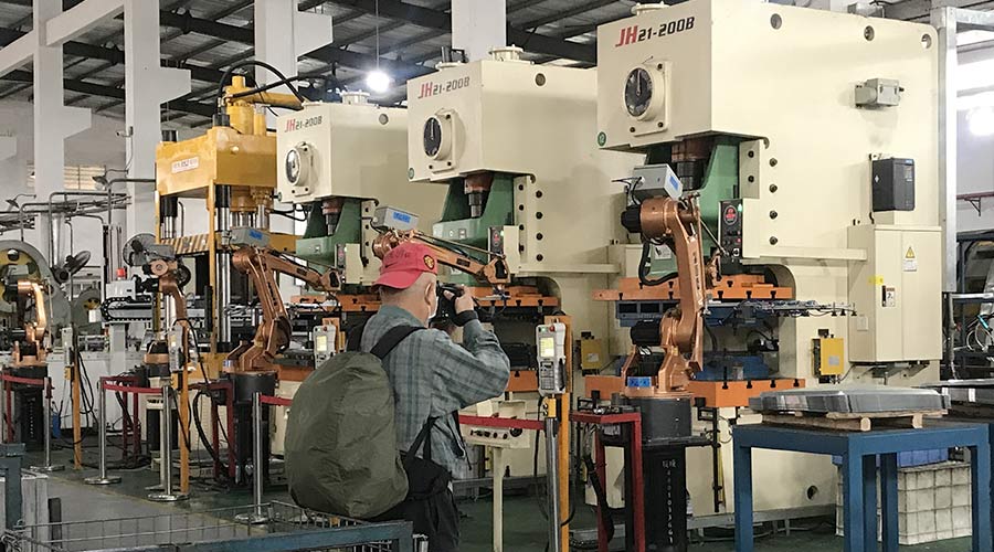 江門(mén)市攝影協(xié)會(huì )蒞臨金環(huán)電器拍攝交流  用鏡頭見(jiàn)證實(shí)力！